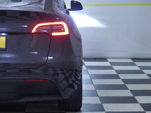 Used 2024 Tesla Model Y 2WD image 29