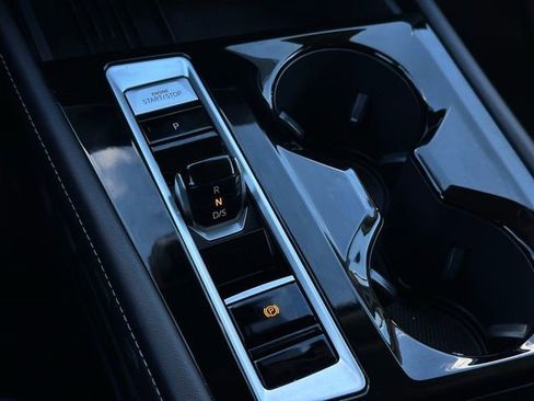 Used 2025 Volkswagen Atlas SE image 13