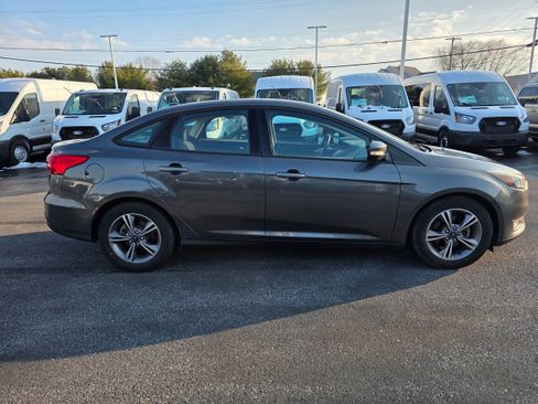 Used 2018 Ford Focus SE w/ SE Appearance Package image 4