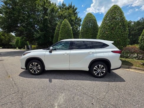 Used 2021 Toyota Highlander XLE AWD/4WD image 2