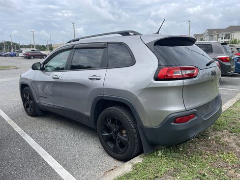 Used 2018 Jeep Cherokee Latitude w/ Altitude Package FWD image 18