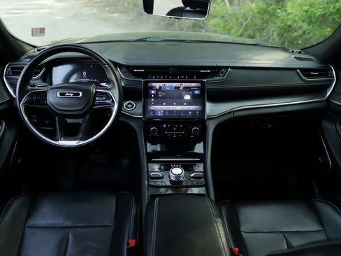 Used 2022 Jeep Grand Cherokee Overland w/ Luxury Tech Group IV image 25