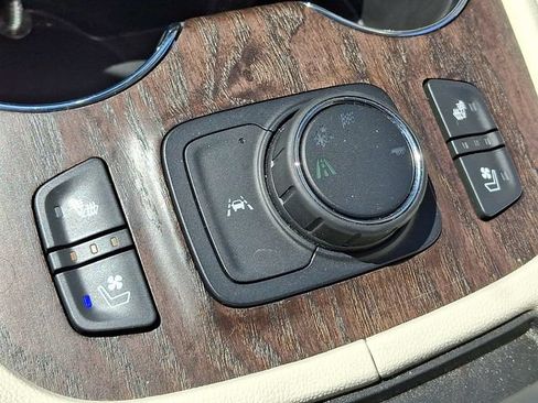 Used 2022 GMC Acadia Denali w/ Denali Ultimate Package FWD image 25