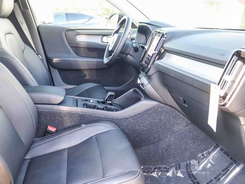 Used 2026 Volvo XC40 B4 Core FWD image 18