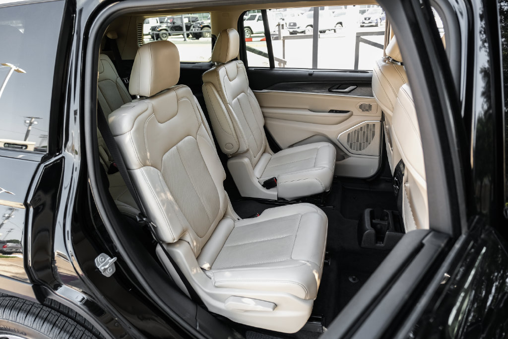 Used 2021 Jeep Grand Cherokee L Limited w/ Luxury Tech Group II AWD/4WD image 48