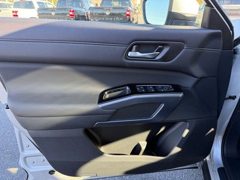 New 2025 Nissan Pathfinder SL w/ SL Premium Package image 10