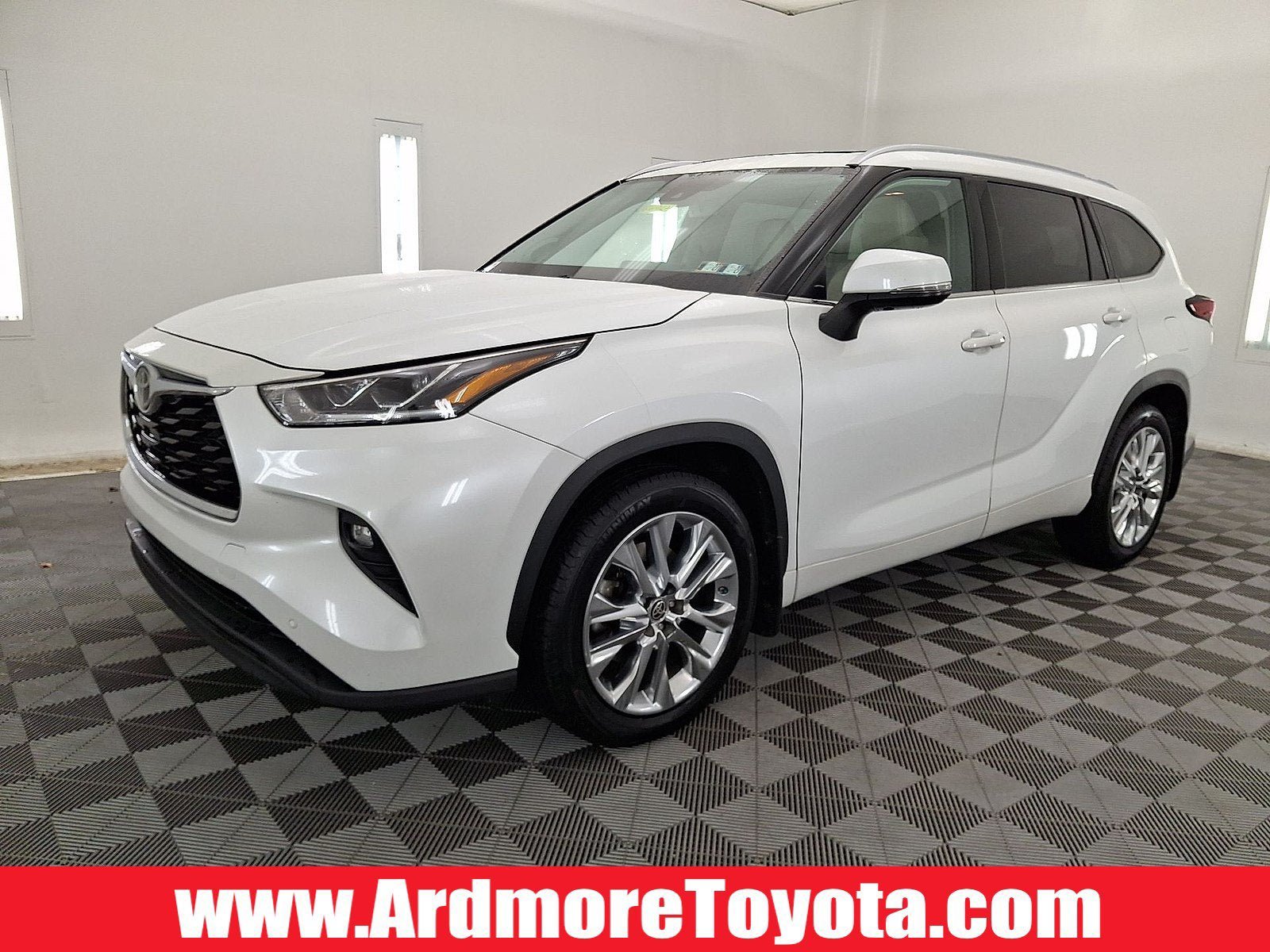 Used 2023 Toyota Highlander Limited AWD/4WD image 1