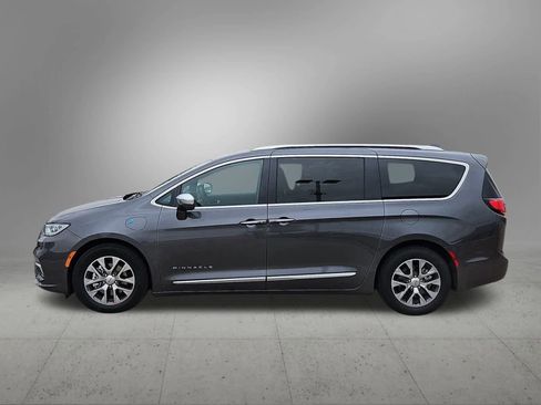 Used 2022 Chrysler Pacifica Pinnacle image 3