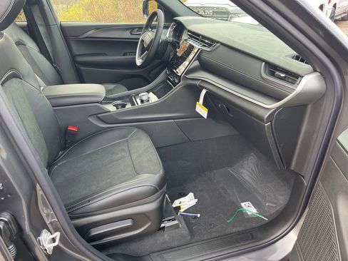 New 2025 Jeep Grand Cherokee Altitude image 11