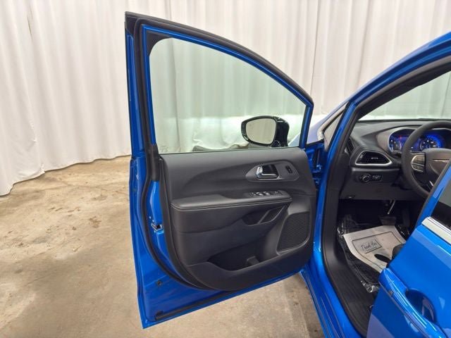 New 2027 Chrysler Pacifica Select FWD image 14