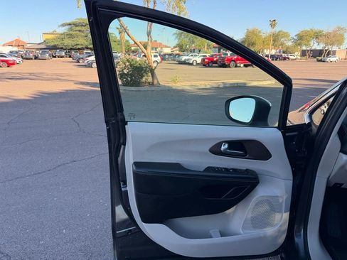 Used 2023 Chrysler Voyager LX image 22