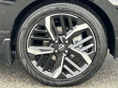 Used 2025 Nissan Versa SR w/ Trunk Package image 7