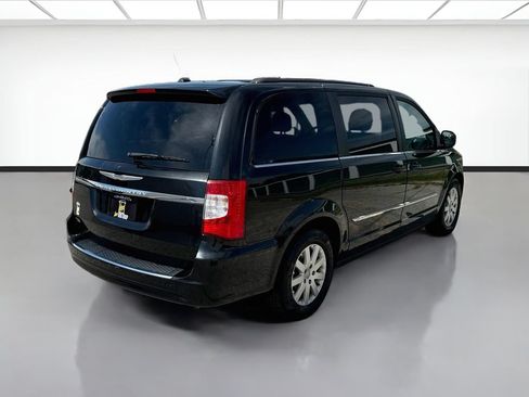 Used 2015 Chrysler Town & Country Touring FWD image 5