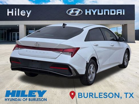 Certified 2025 Hyundai Elantra SE FWD image 4