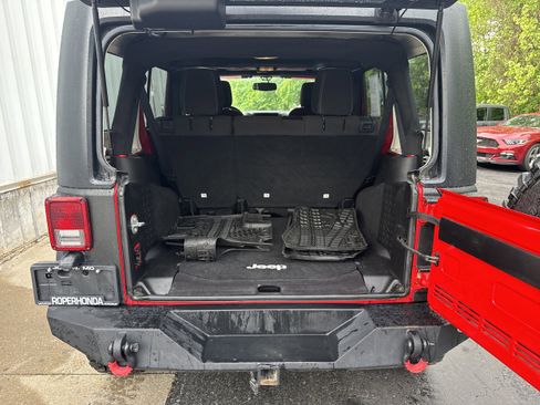 Used 2015 Jeep Wrangler Unlimited Rubicon w/ Connectivity Group AWD/4WD image 11