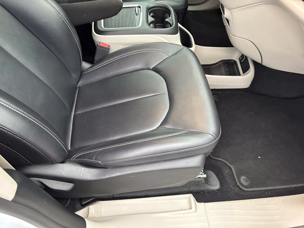 Used 2024 Chrysler Pacifica Touring-L FWD image 33