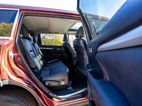 Used 2015 Toyota Highlander XLE image 22