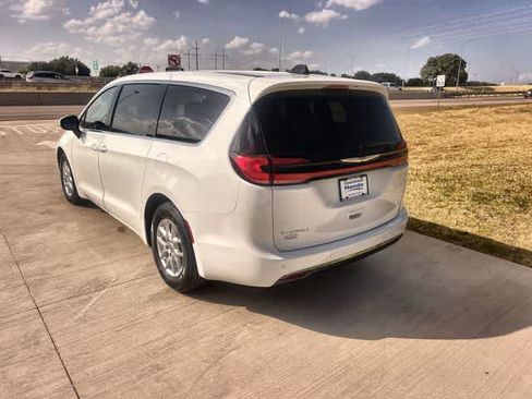 Used 2023 Chrysler Pacifica Touring-L FWD image 5
