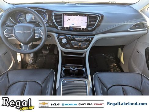 Used 2022 Chrysler Pacifica Limited image 11
