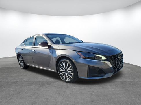 Used 2024 Nissan Altima 2.5 SV image 18
