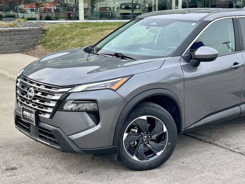 Used 2024 Nissan Rogue SV image 2