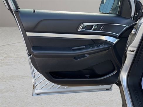 Used 2016 Ford Explorer XLT w/ Equipment Group 202A image 6