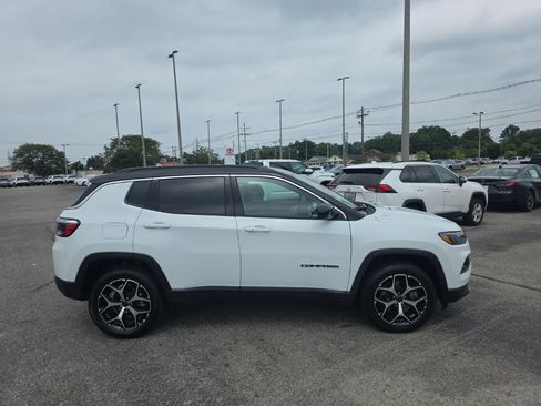 Used 2025 Jeep Compass Limited AWD/4WD image 3
