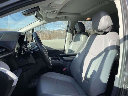 Used 2022 Toyota Sienna XLE image 21