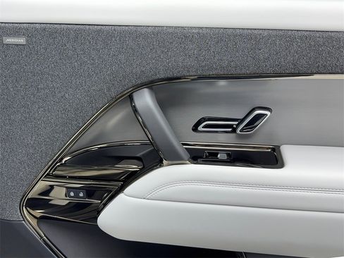 Used 2025 Land Rover Range Rover Sport image 48