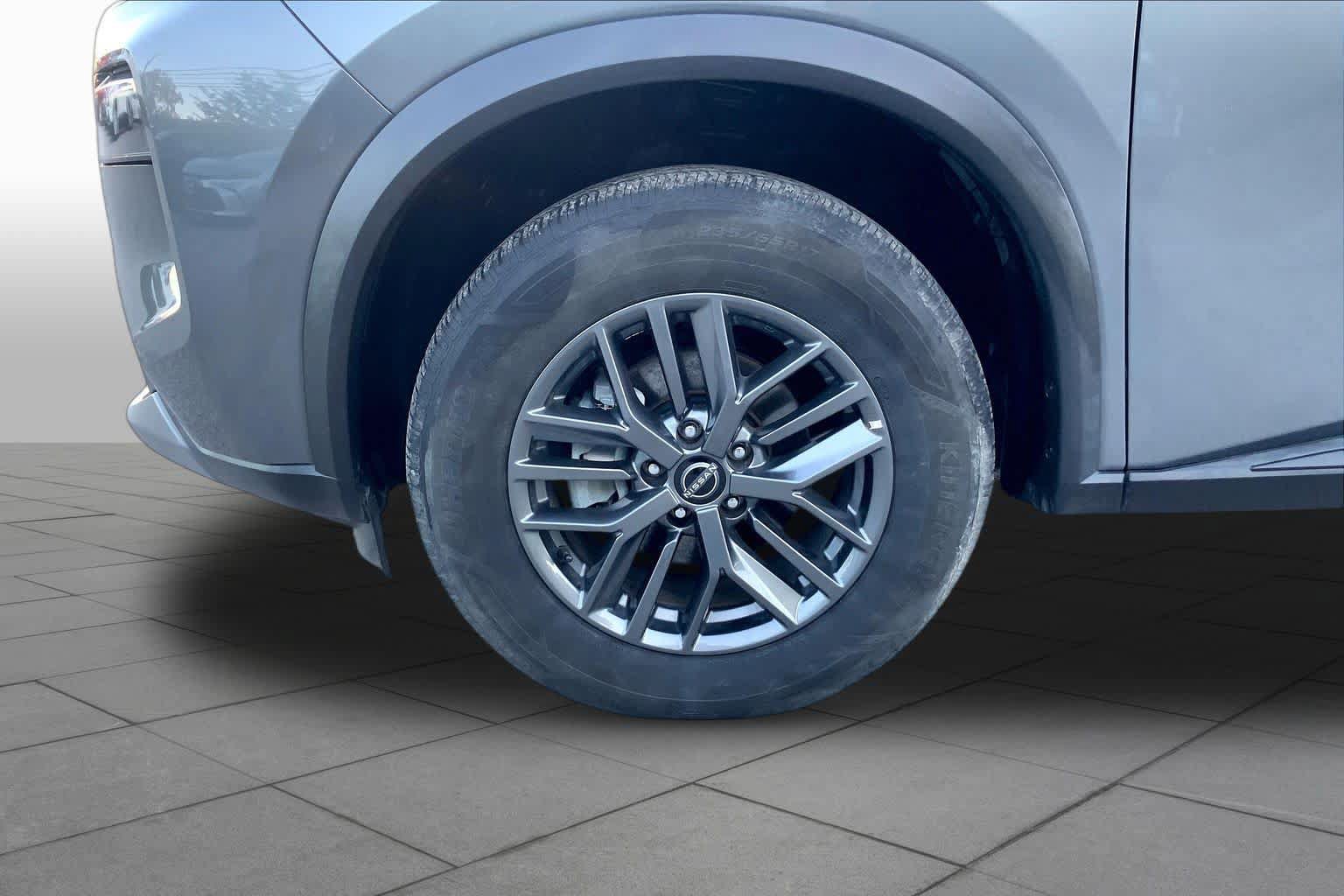 Used 2023 Nissan Rogue S FWD image 11