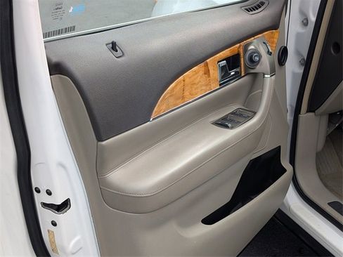 Used 2013 Lincoln MKX Base image 15