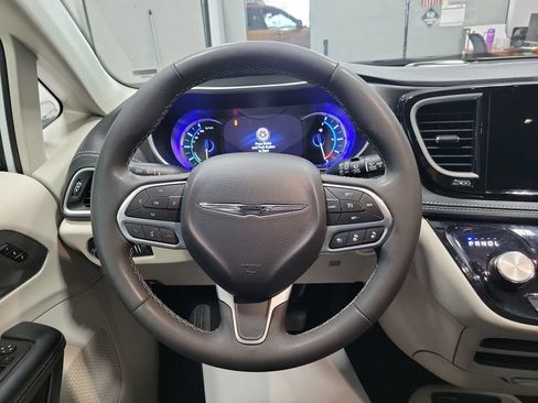Used 2023 Chrysler Pacifica Touring-L FWD image 29
