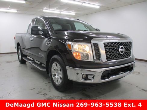 Used 2017 Nissan Titan SV image 1