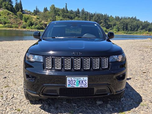 Used 2018 Jeep Grand Cherokee Altitude AWD/4WD image 11