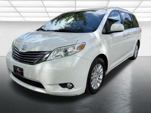 Used 2017 Toyota Sienna XLE Premium FWD image 1