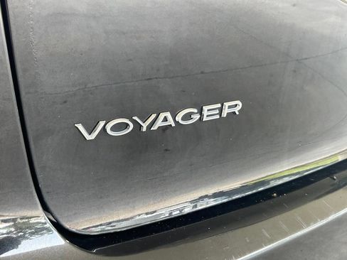 Used 2021 Chrysler Voyager Lxi FWD image 17