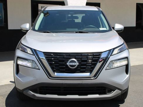 Used 2022 Nissan Rogue SV FWD image 2