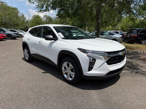 Used 2025 Chevrolet Trax LS FWD image 1