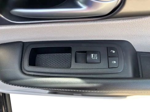 Used 2024 Chrysler Pacifica Touring-L FWD image 30