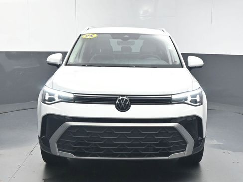 Used 2025 Volkswagen Taos SE image 3