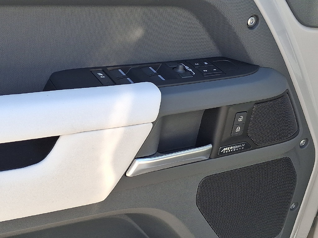 New 2026 Land Rover Defender 110 X-Dynamic SE AWD/4WD image 8