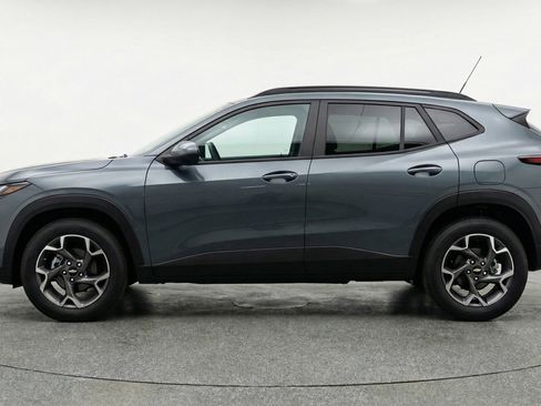 Used 2025 Chevrolet Trax LT FWD image 5
