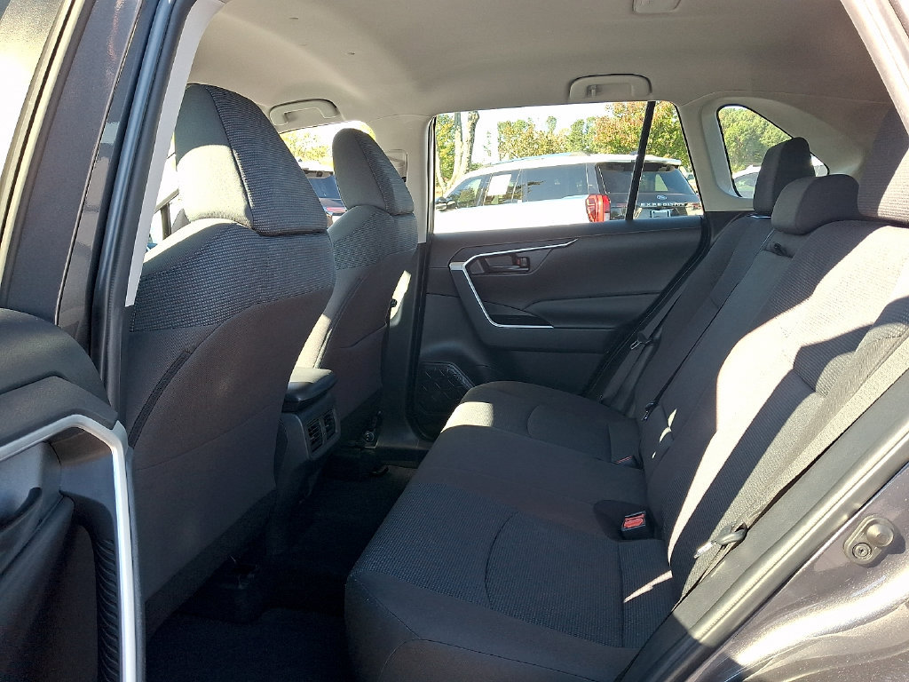 Used 2022 Toyota RAV4 LE FWD image 10