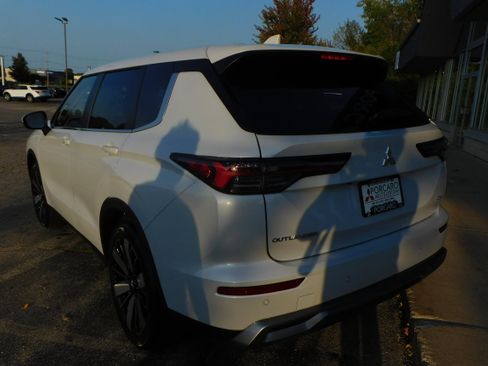 New 2025 Mitsubishi Outlander SE image 3