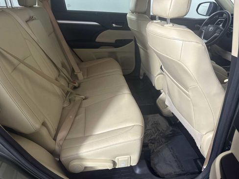 Used 2016 Toyota Highlander XLE image 18