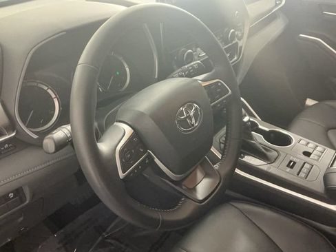 Used 2023 Toyota Highlander XLE AWD/4WD image 36
