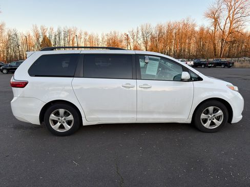 Used 2016 Toyota Sienna LE image 5