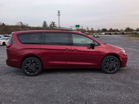 New 2026 Chrysler Pacifica Select image 2