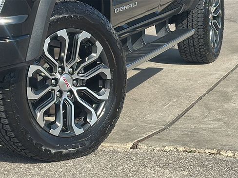 Used 2023 GMC Canyon Denali image 3