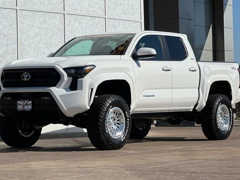 Used 2025 Toyota Tacoma SR5 image 8